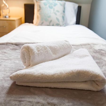 Comfortable Swindon Town Centre Apartments, Free Parking, Sleeps Up To 8 Kültér fotó