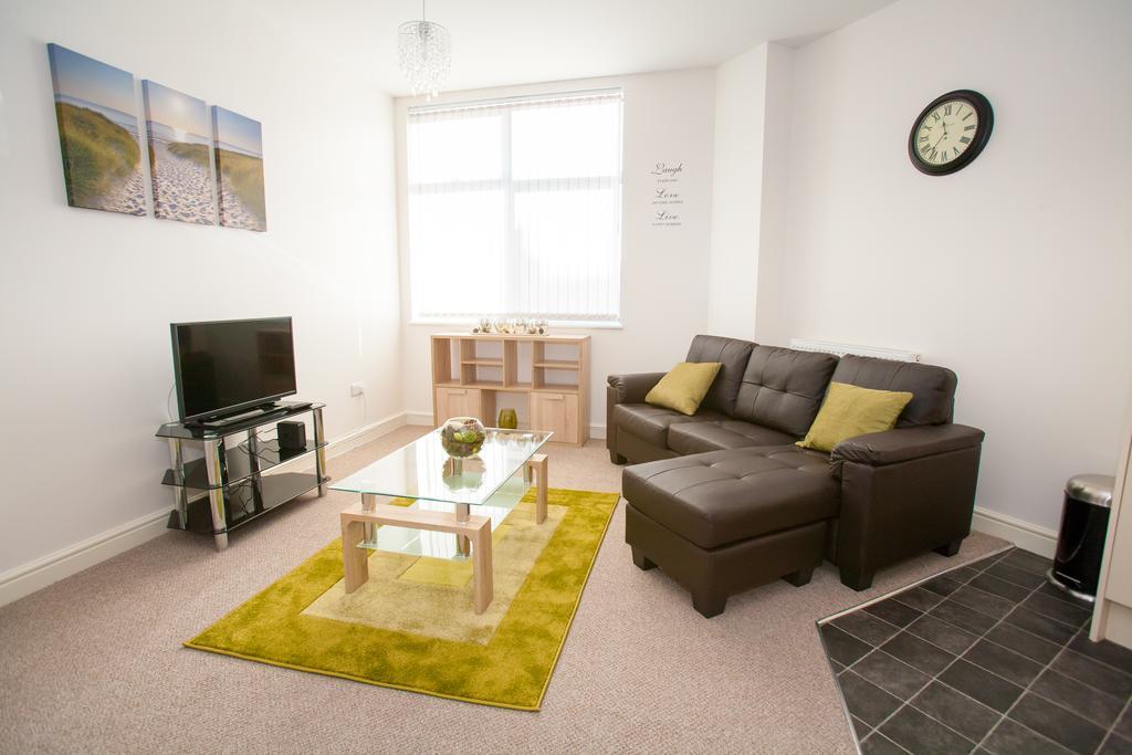Comfortable Swindon Town Centre Apartments, Free Parking, Sleeps Up To 8 Szoba fotó