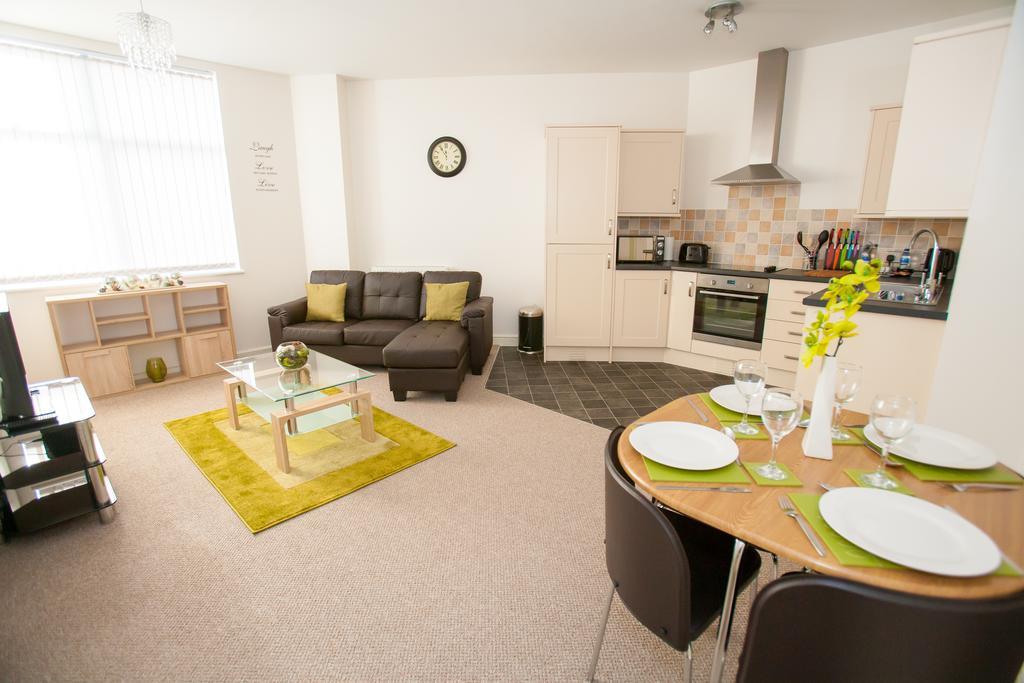 Comfortable Swindon Town Centre Apartments, Free Parking, Sleeps Up To 8 Szoba fotó