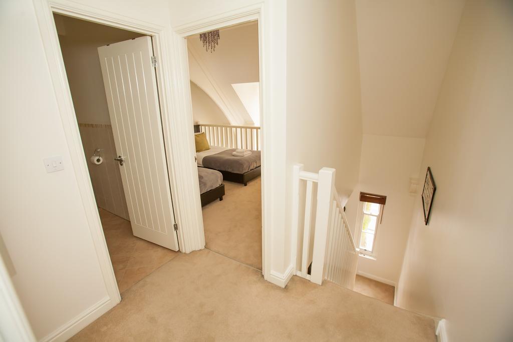 Comfortable Swindon Town Centre Apartments, Free Parking, Sleeps Up To 8 Kültér fotó