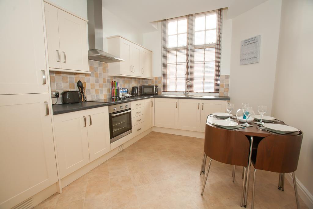 Comfortable Swindon Town Centre Apartments, Free Parking, Sleeps Up To 8 Kültér fotó
