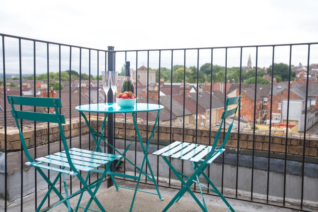 Comfortable Swindon Town Centre Apartments, Free Parking, Sleeps Up To 8 Kültér fotó