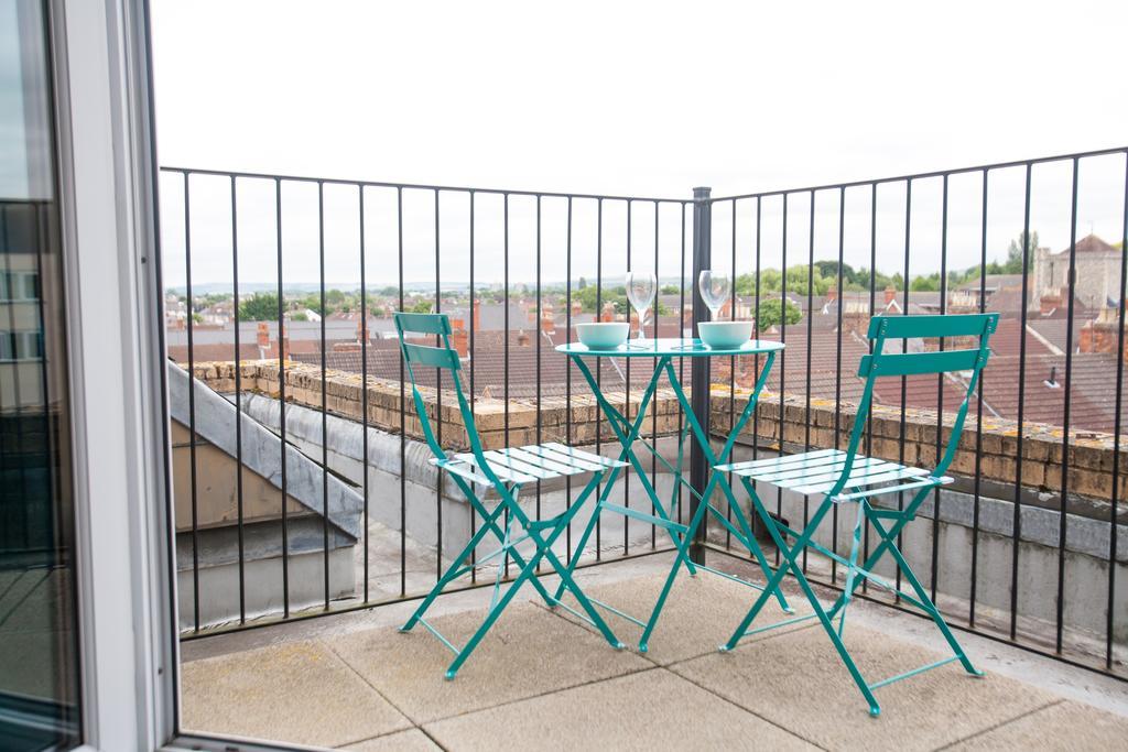 Comfortable Swindon Town Centre Apartments, Free Parking, Sleeps Up To 8 Kültér fotó