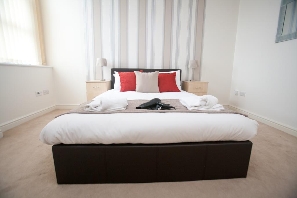 Comfortable Swindon Town Centre Apartments, Free Parking, Sleeps Up To 8 Kültér fotó