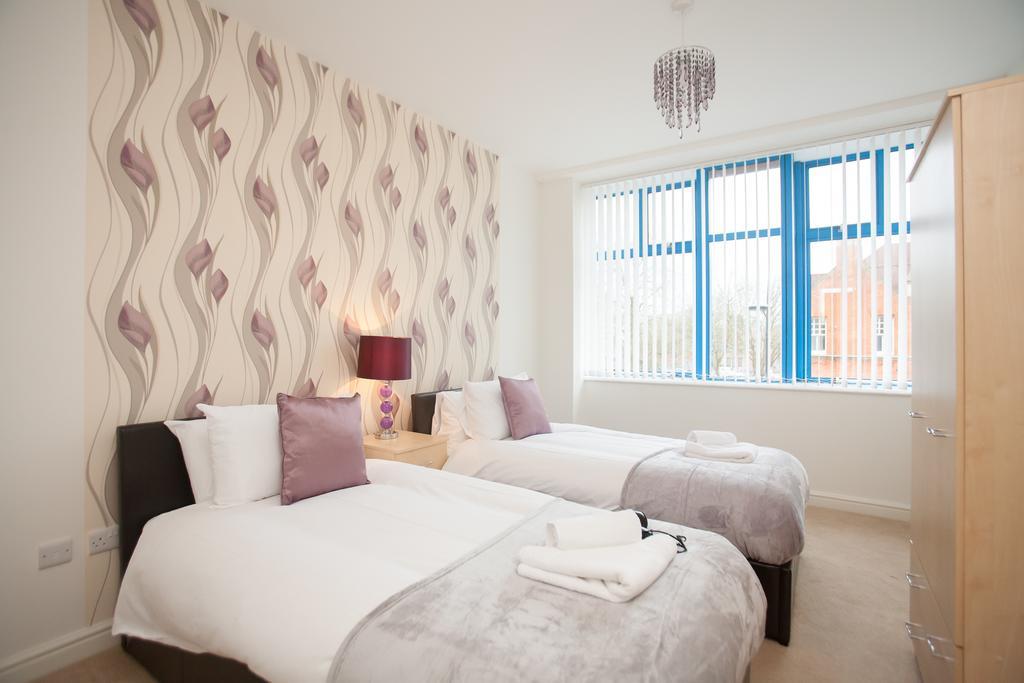 Comfortable Swindon Town Centre Apartments, Free Parking, Sleeps Up To 8 Kültér fotó