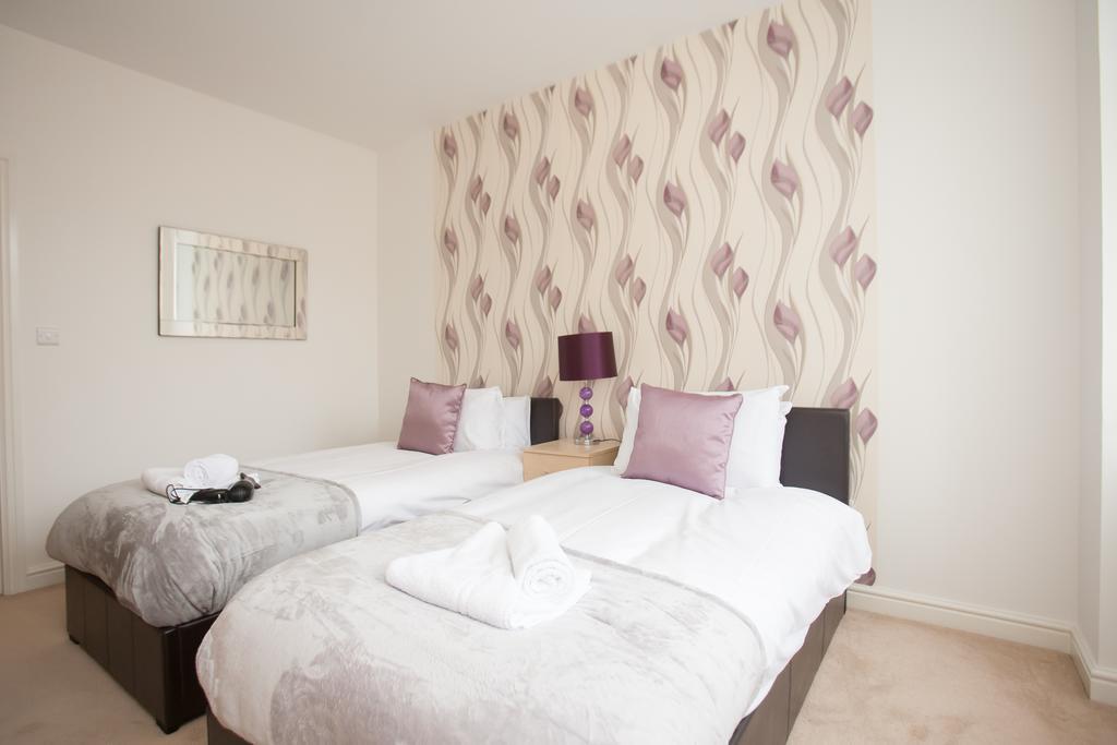 Comfortable Swindon Town Centre Apartments, Free Parking, Sleeps Up To 8 Kültér fotó