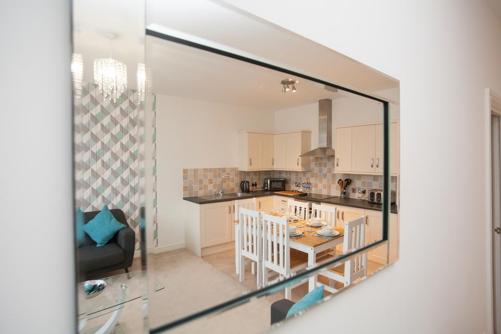 Comfortable Swindon Town Centre Apartments, Free Parking, Sleeps Up To 8 Kültér fotó