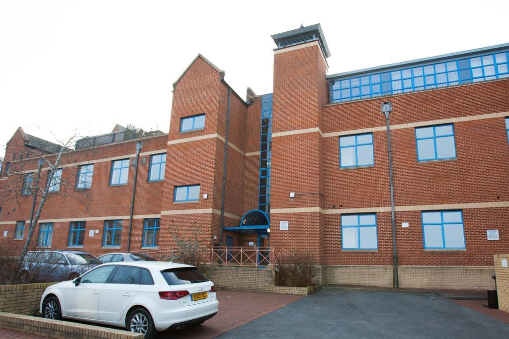 Comfortable Swindon Town Centre Apartments, Free Parking, Sleeps Up To 8 Kültér fotó