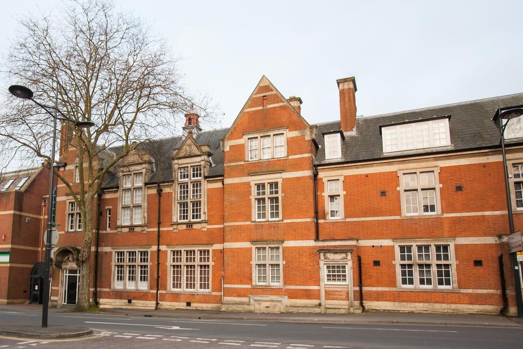 Comfortable Swindon Town Centre Apartments, Free Parking, Sleeps Up To 8 Kültér fotó