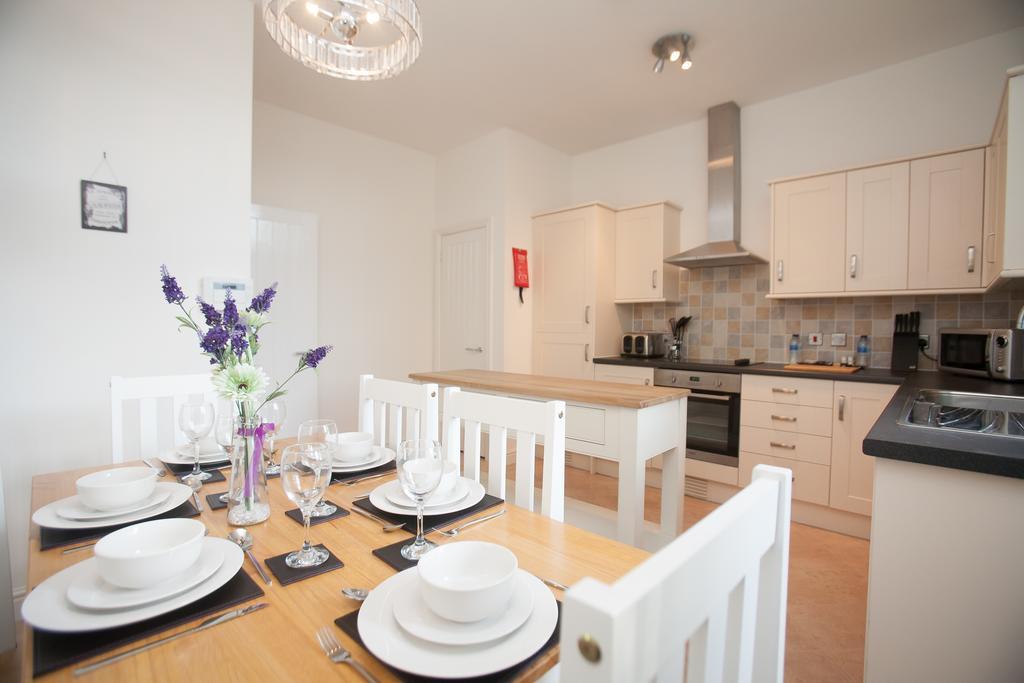 Comfortable Swindon Town Centre Apartments, Free Parking, Sleeps Up To 8 Kültér fotó