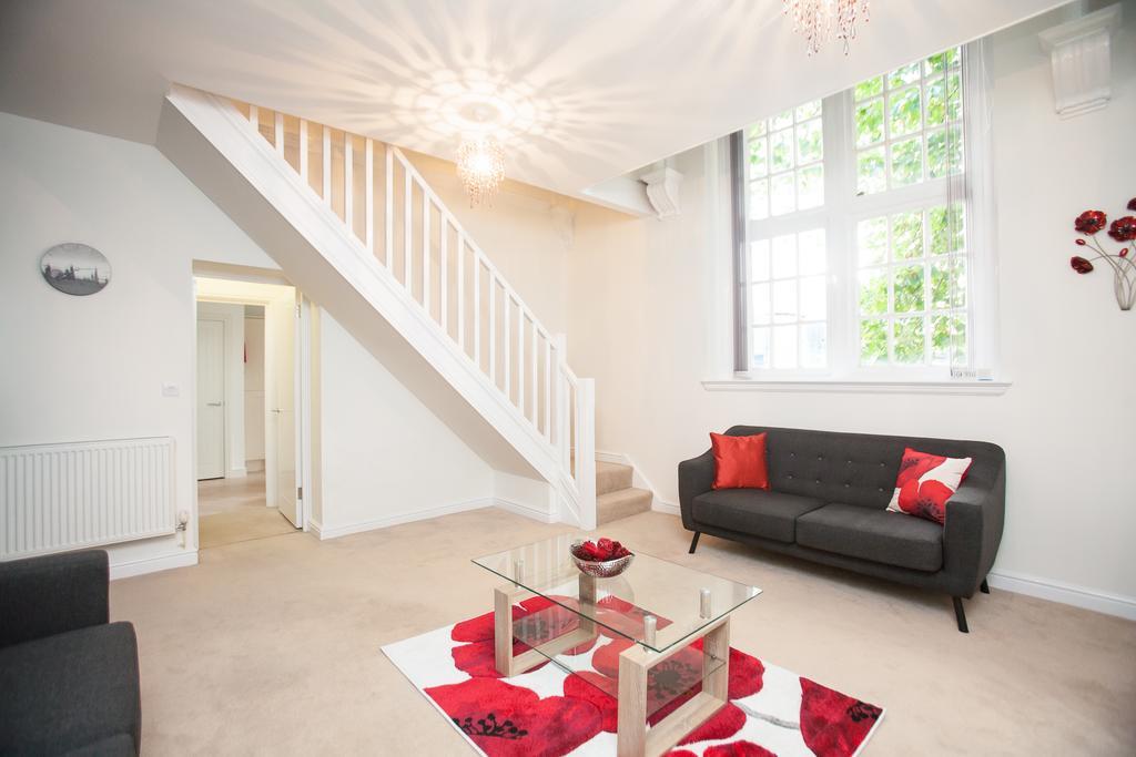 Comfortable Swindon Town Centre Apartments, Free Parking, Sleeps Up To 8 Kültér fotó