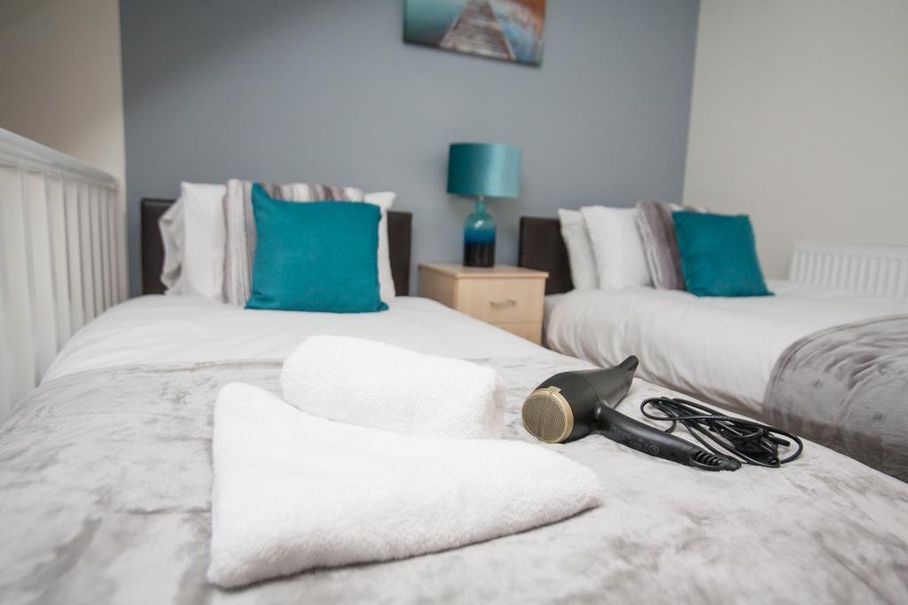 Comfortable Swindon Town Centre Apartments, Free Parking, Sleeps Up To 8 Kültér fotó