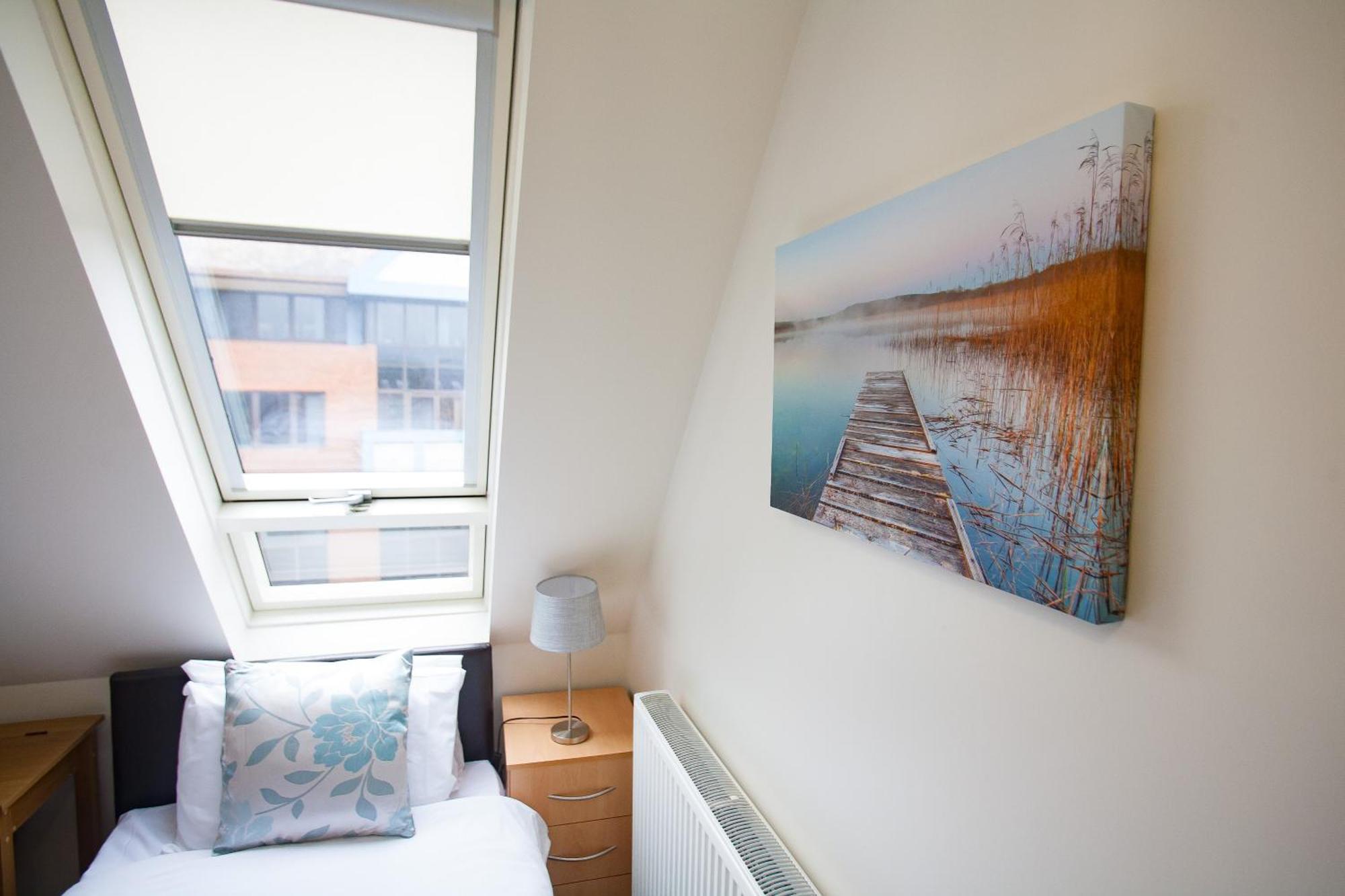 Comfortable Swindon Town Centre Apartments, Free Parking, Sleeps Up To 8 Kültér fotó