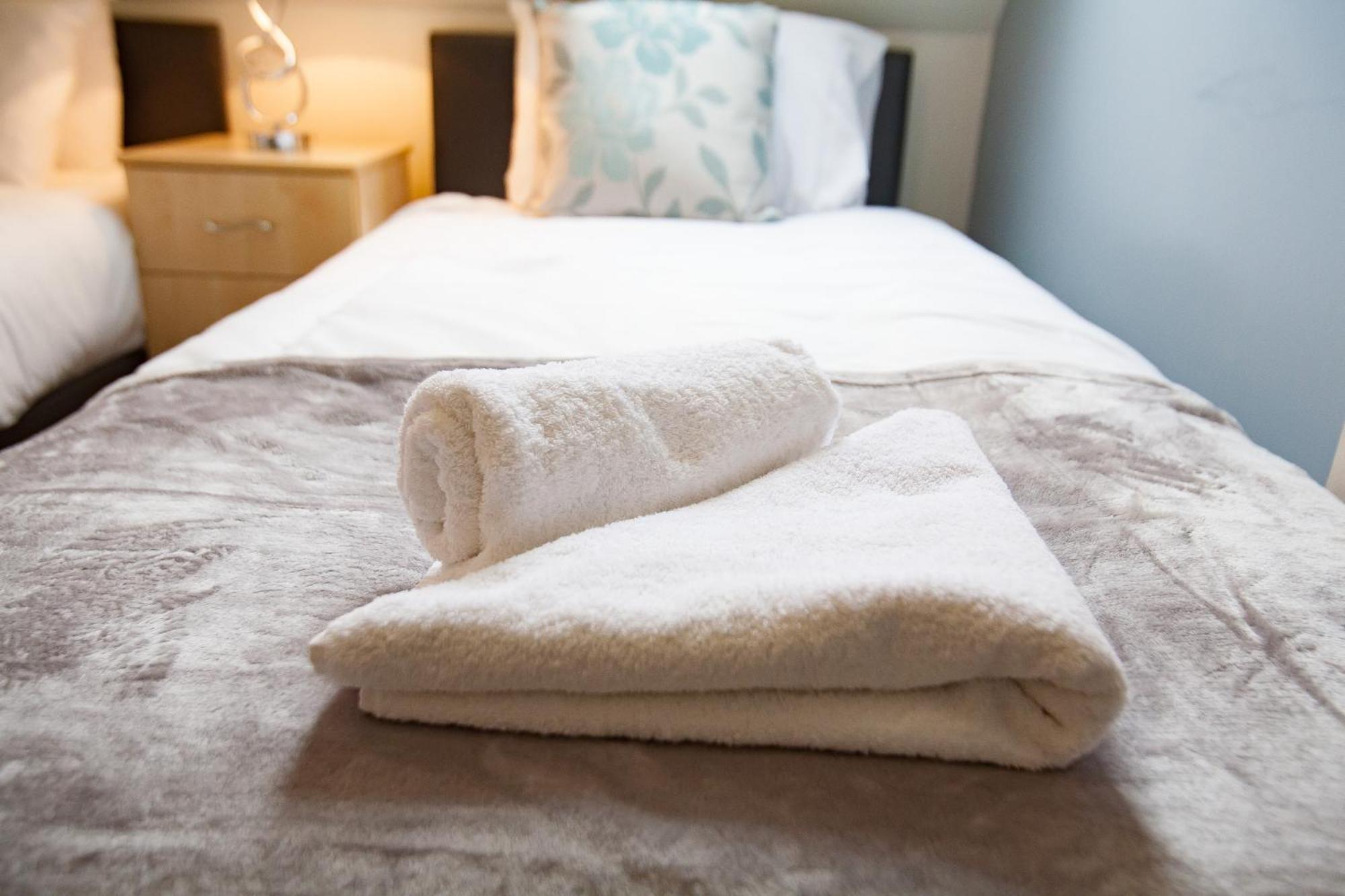 Comfortable Swindon Town Centre Apartments, Free Parking, Sleeps Up To 8 Kültér fotó