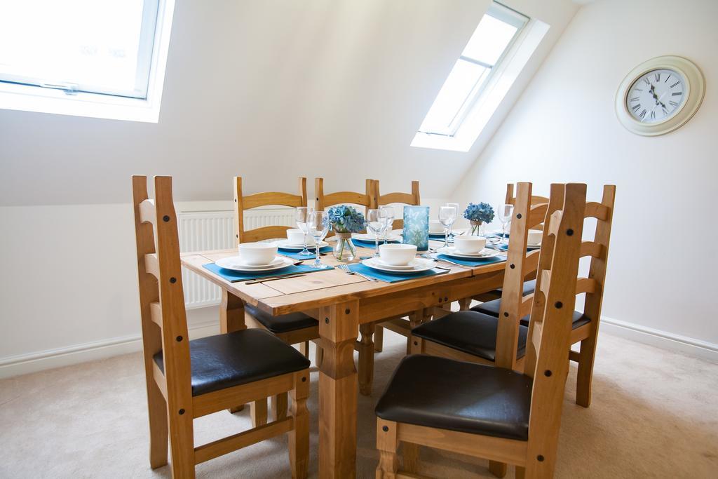 Comfortable Swindon Town Centre Apartments, Free Parking, Sleeps Up To 8 Kültér fotó