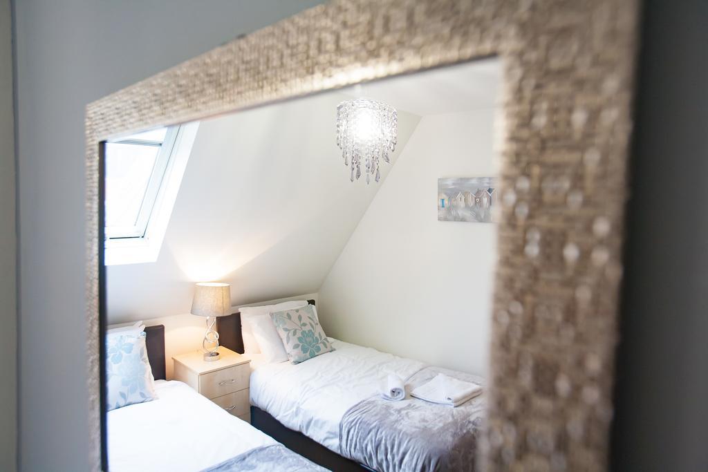 Comfortable Swindon Town Centre Apartments, Free Parking, Sleeps Up To 8 Kültér fotó