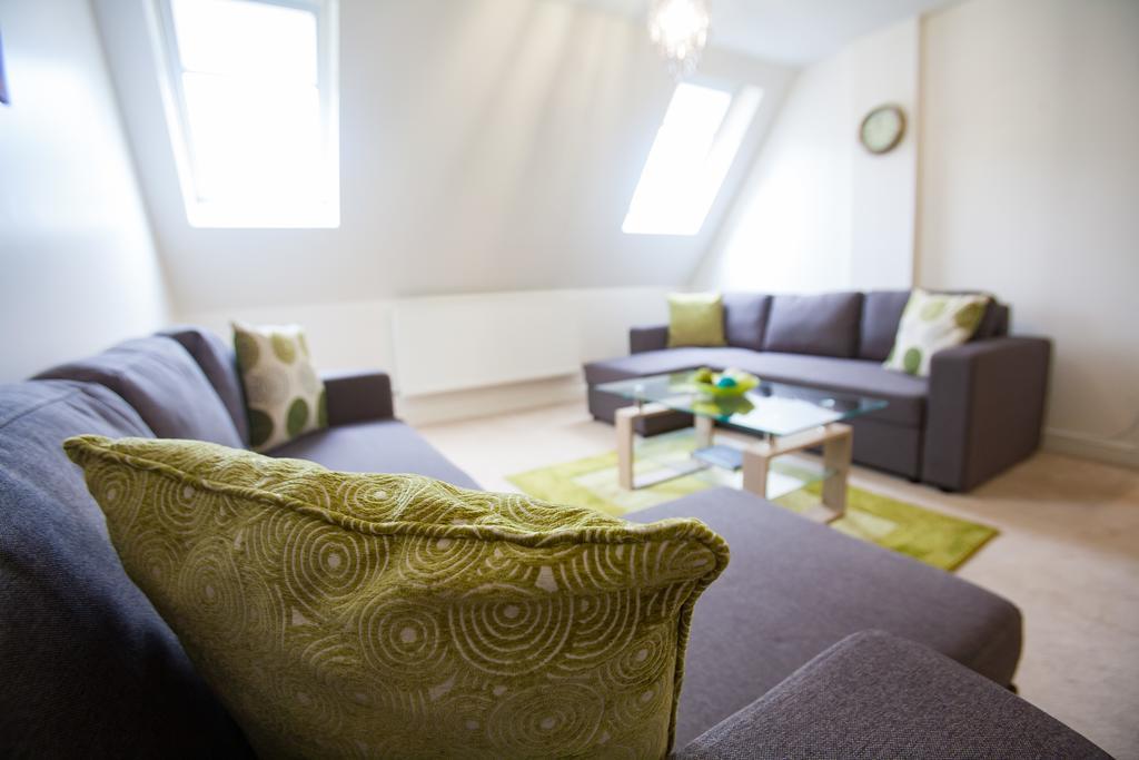Comfortable Swindon Town Centre Apartments, Free Parking, Sleeps Up To 8 Kültér fotó
