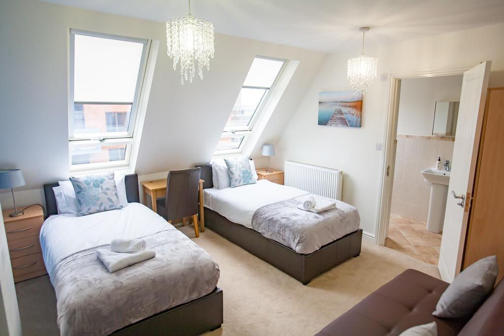 Comfortable Swindon Town Centre Apartments, Free Parking, Sleeps Up To 8 Kültér fotó