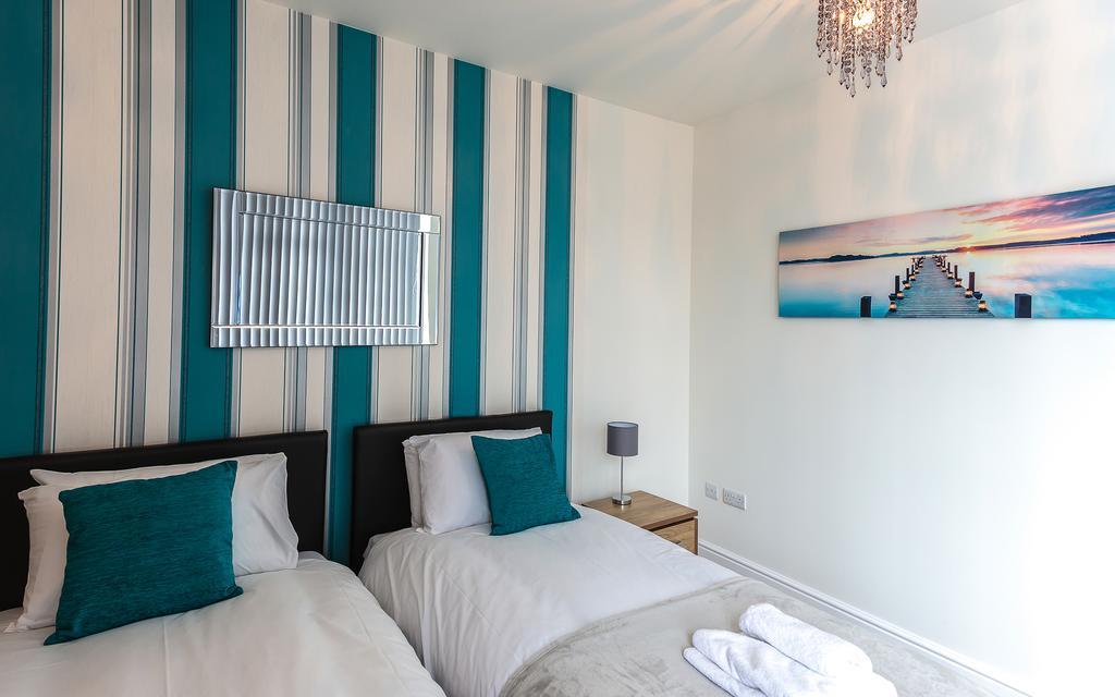 Comfortable Swindon Town Centre Apartments, Free Parking, Sleeps Up To 8 Kültér fotó