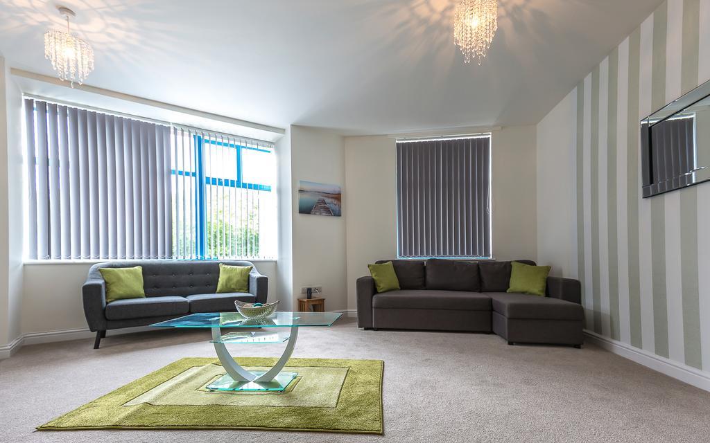 Comfortable Swindon Town Centre Apartments, Free Parking, Sleeps Up To 8 Kültér fotó