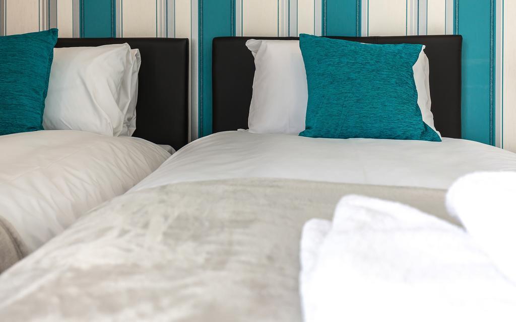 Comfortable Swindon Town Centre Apartments, Free Parking, Sleeps Up To 8 Kültér fotó