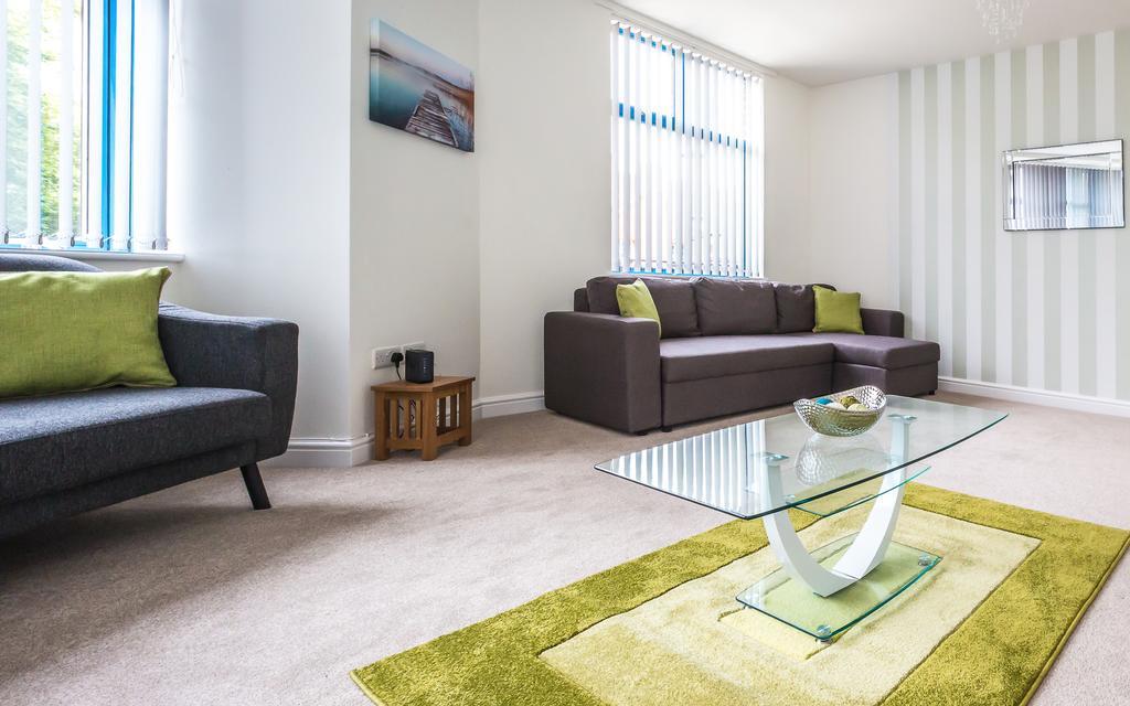 Comfortable Swindon Town Centre Apartments, Free Parking, Sleeps Up To 8 Kültér fotó