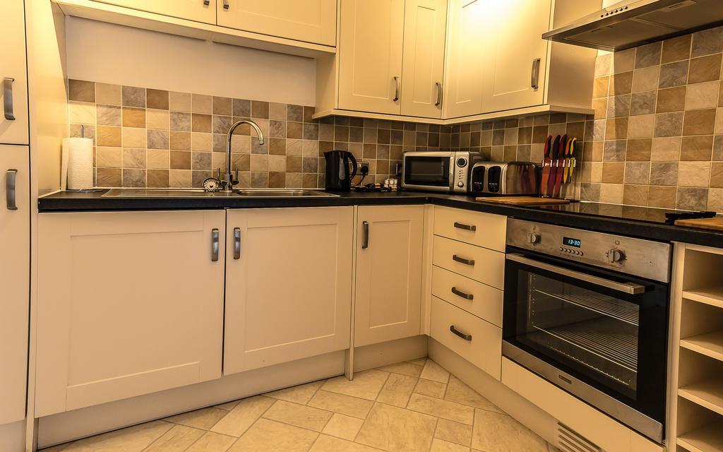 Comfortable Swindon Town Centre Apartments, Free Parking, Sleeps Up To 8 Kültér fotó
