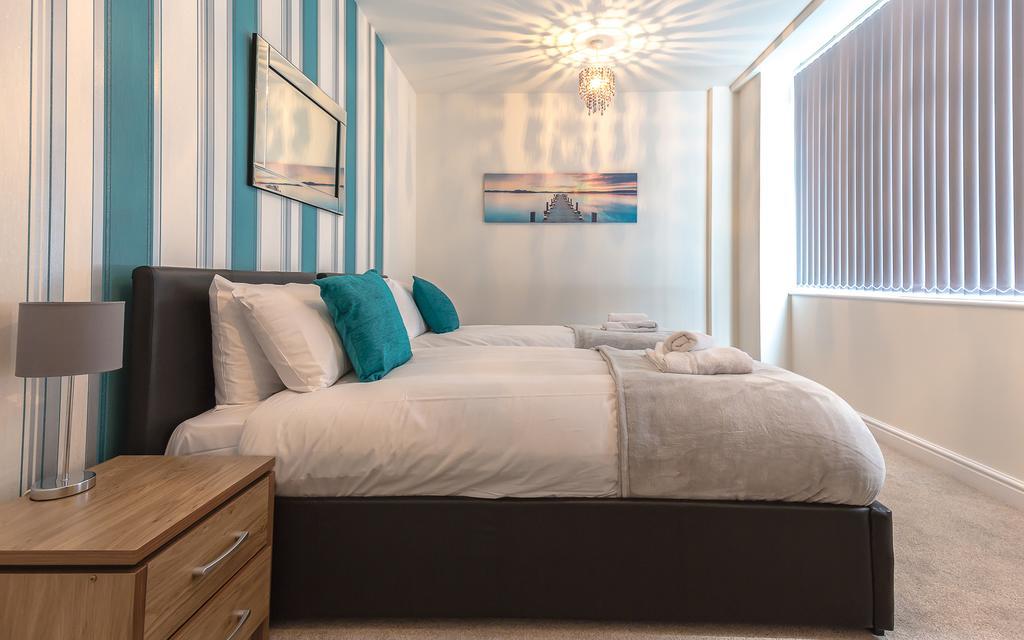 Comfortable Swindon Town Centre Apartments, Free Parking, Sleeps Up To 8 Kültér fotó