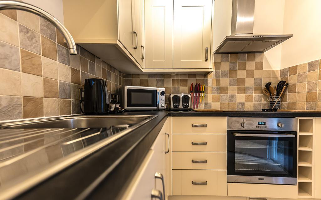 Comfortable Swindon Town Centre Apartments, Free Parking, Sleeps Up To 8 Kültér fotó