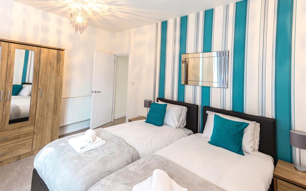 Comfortable Swindon Town Centre Apartments, Free Parking, Sleeps Up To 8 Kültér fotó