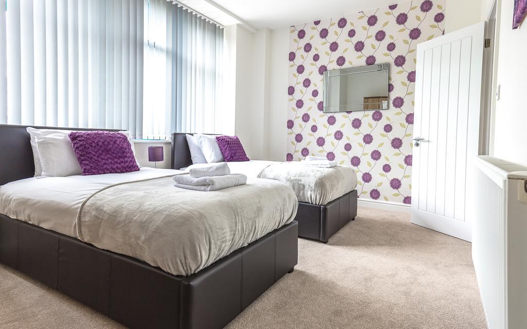 Comfortable Swindon Town Centre Apartments, Free Parking, Sleeps Up To 8 Kültér fotó