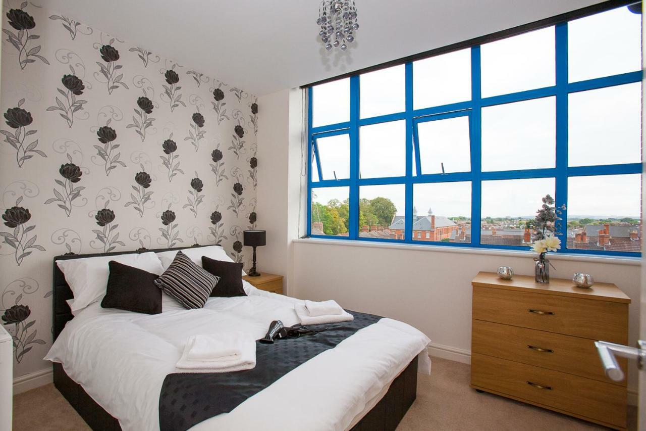 Comfortable Swindon Town Centre Apartments, Free Parking, Sleeps Up To 8 Kültér fotó