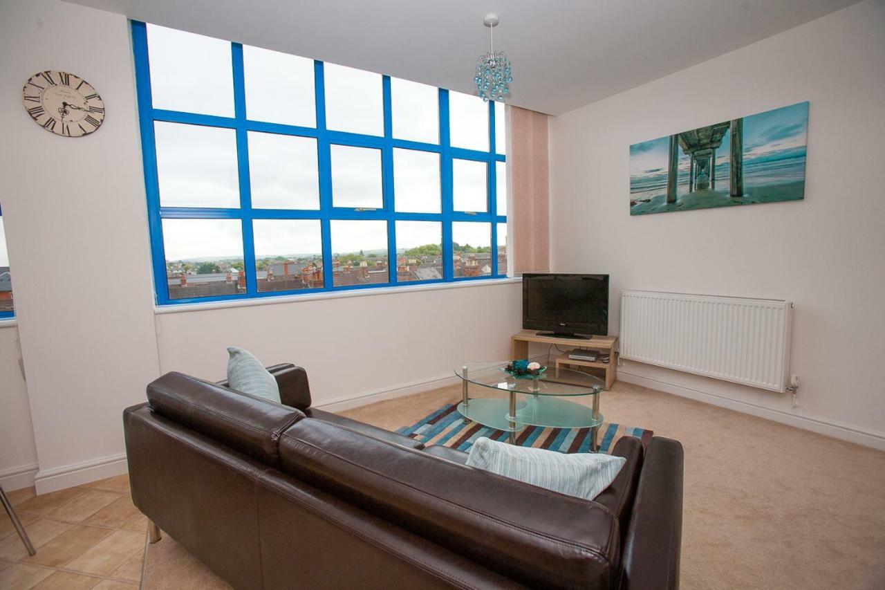 Comfortable Swindon Town Centre Apartments, Free Parking, Sleeps Up To 8 Kültér fotó