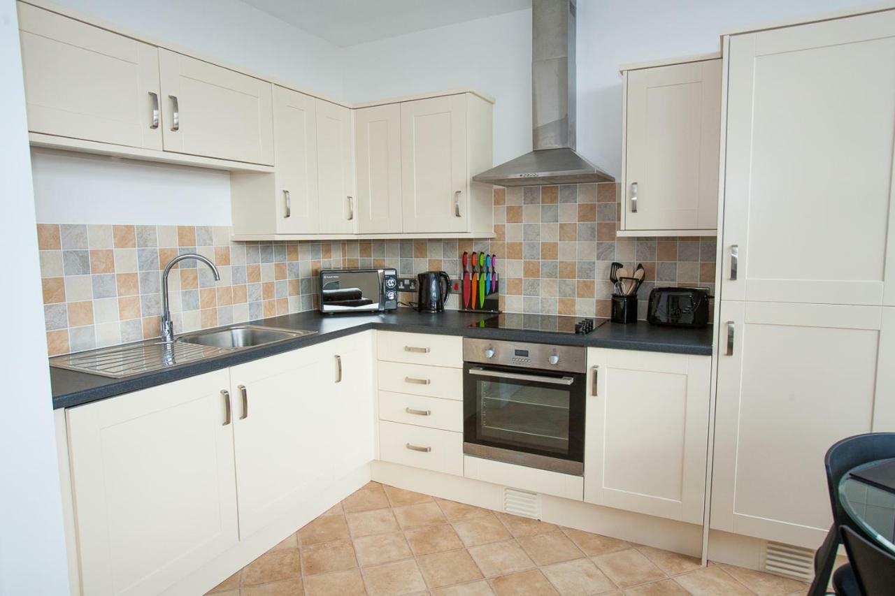 Comfortable Swindon Town Centre Apartments, Free Parking, Sleeps Up To 8 Kültér fotó