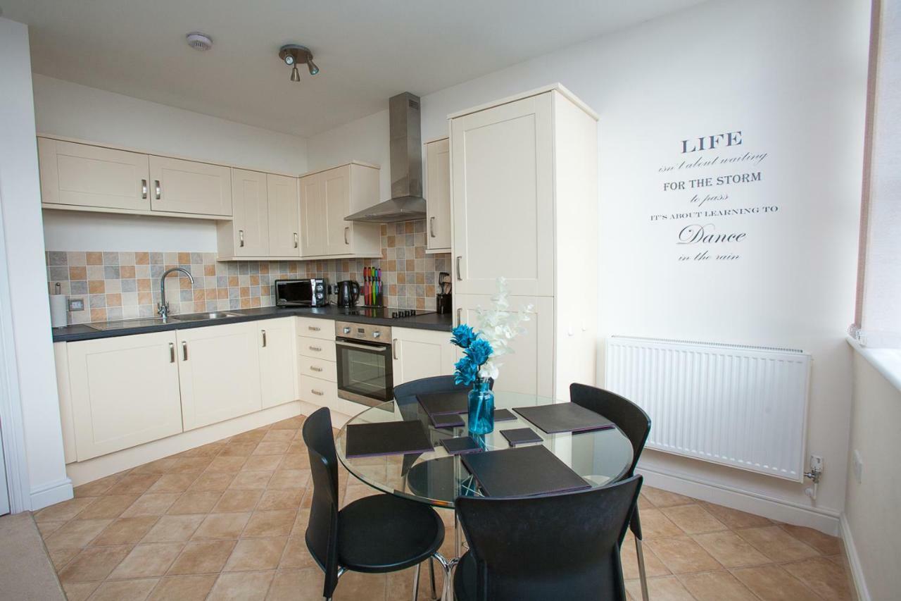 Comfortable Swindon Town Centre Apartments, Free Parking, Sleeps Up To 8 Kültér fotó