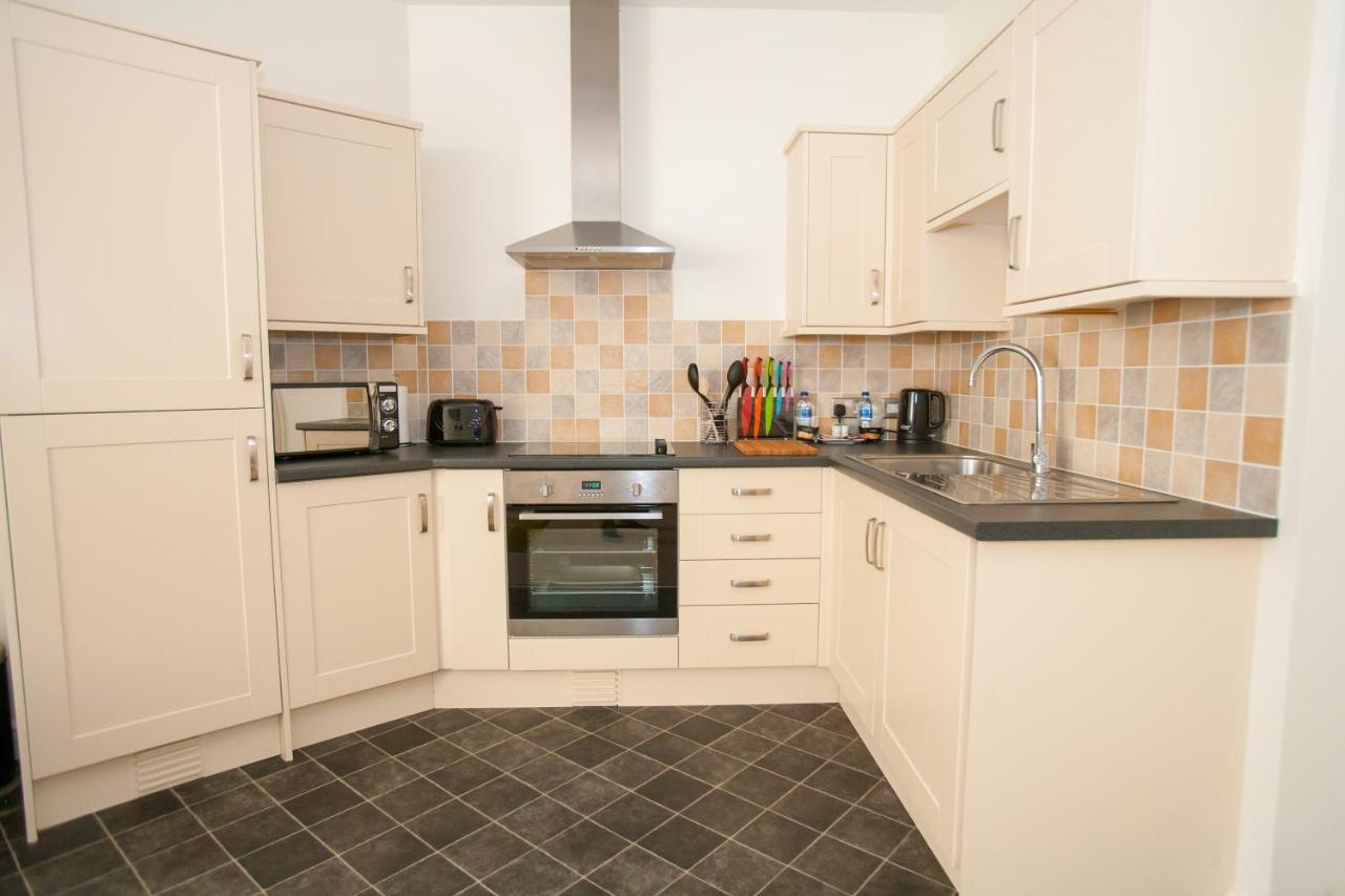 Comfortable Swindon Town Centre Apartments, Free Parking, Sleeps Up To 8 Kültér fotó